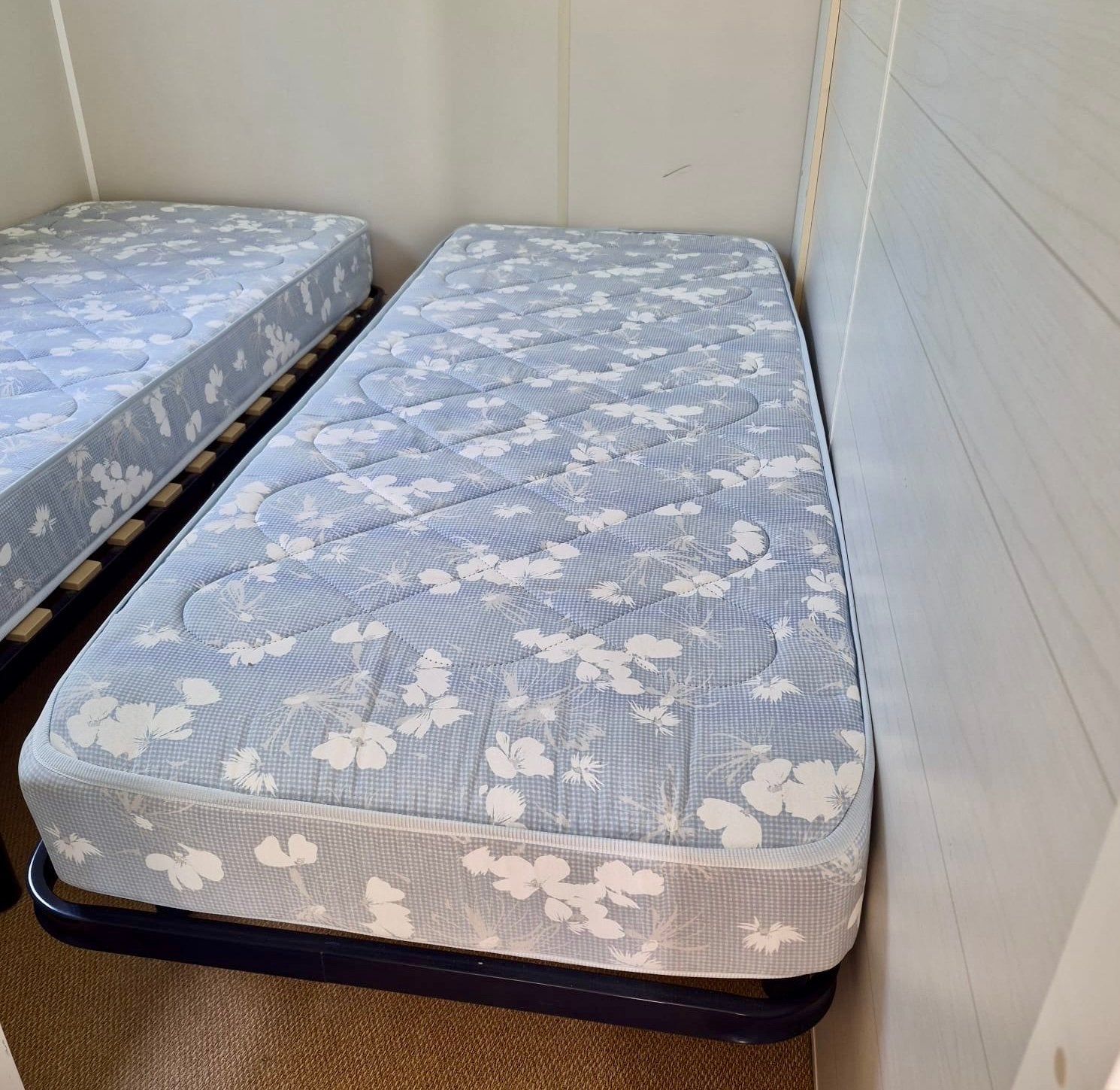 2x Eenpersoonsbedden met matras en lattenbodem 80x200, Eenpersoons, Ophalen of Verzenden, Zo goed als nieuw, 80 cm