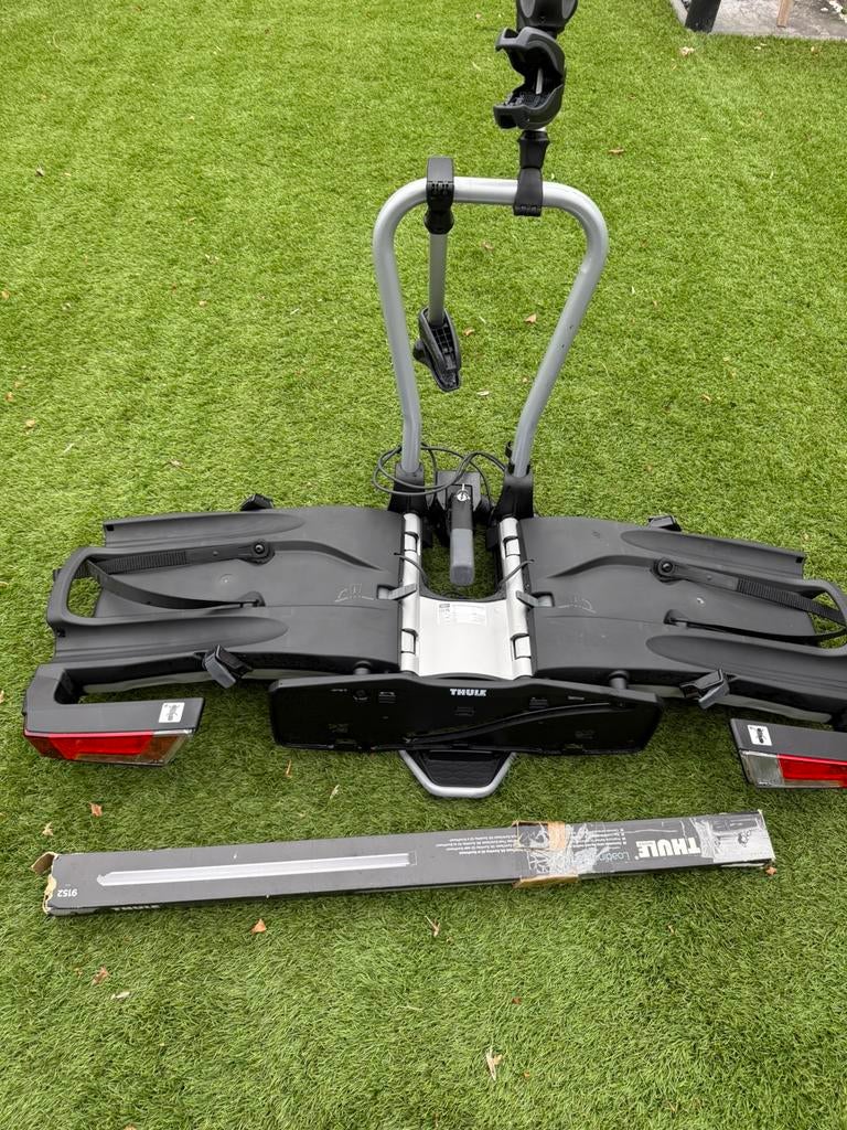 Thule Easyfold fietsendrager met oprijgoot, Ophalen, Elektrische fiets, Zo goed als nieuw, 2 fietsen