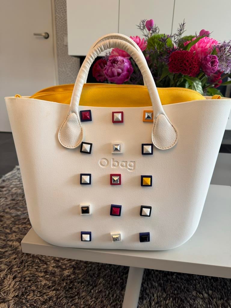 O bag tas met studs en gele binnentas, Sieraden, Tassen en Uiterlijk, Tassen | Damestassen, Ophalen, Zo goed als nieuw, Wit, Handtas