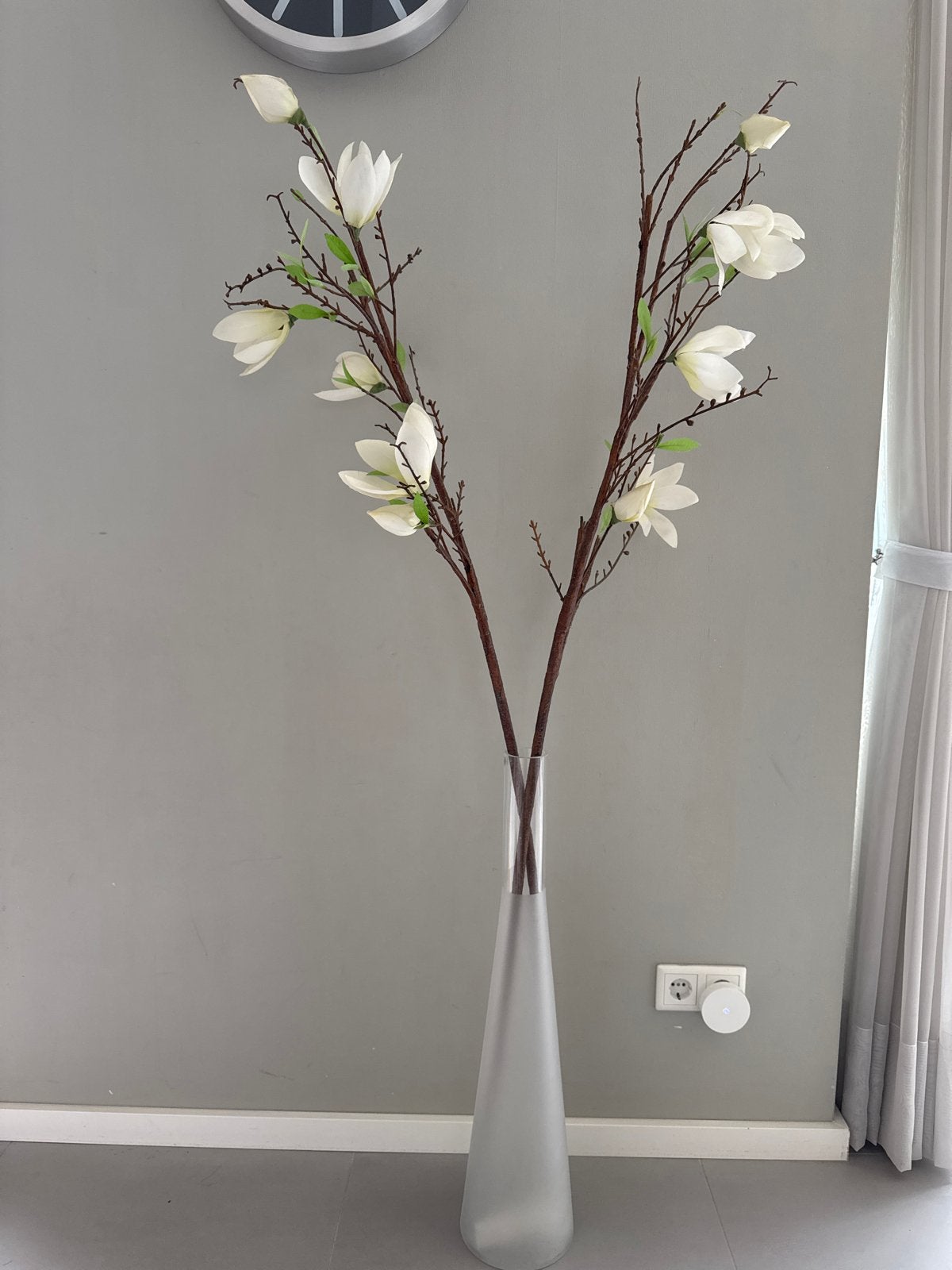 Grote vloervaas 70cm met kunstbloemen - Magnolia, Huis en Inrichting, Woonaccessoires | Vazen, Zo goed als nieuw, Grijs, Glas