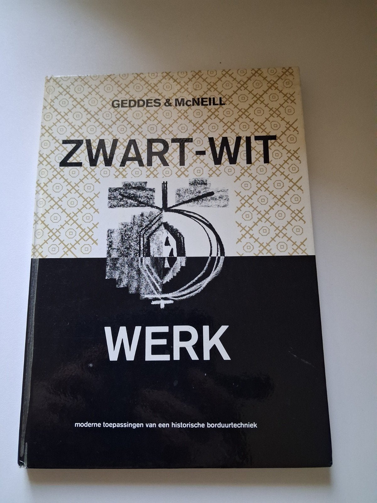 Zwart-Wit Werk: Moderne Toepassingen Borduurtechniek, Boeken, Ophalen of Verzenden, Gelezen, Borduren en Naaien, Geddes & McNeill