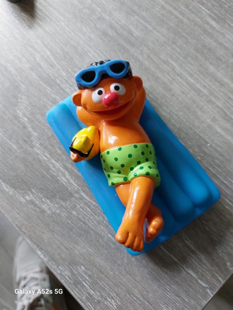 Vintadge  SESAMSTRAAT  ERNIE op luchtbed., Ophalen