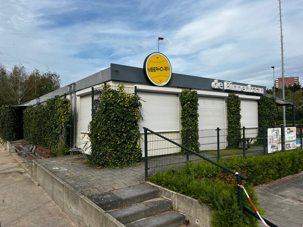 Clubgebouw | Clubhuis | Kantine | Kleedkamers | 24 x 9 meter, Ophalen