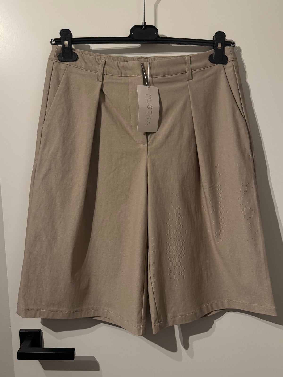 Musera - Bermuda Short Taupe | Maat M, Kleding | Dames, Maat 38/40 (M), Kort, Beige, Nieuw