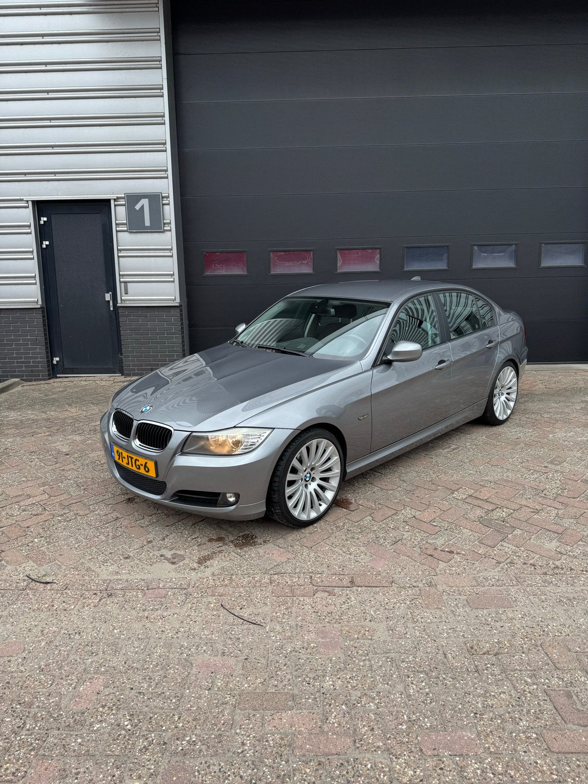 BMW 3-Serie 2.0 I 320 125KW 2009 Grijs 165000 km, 1345 kg, 1995 cc, Zwart, 4 cilinders