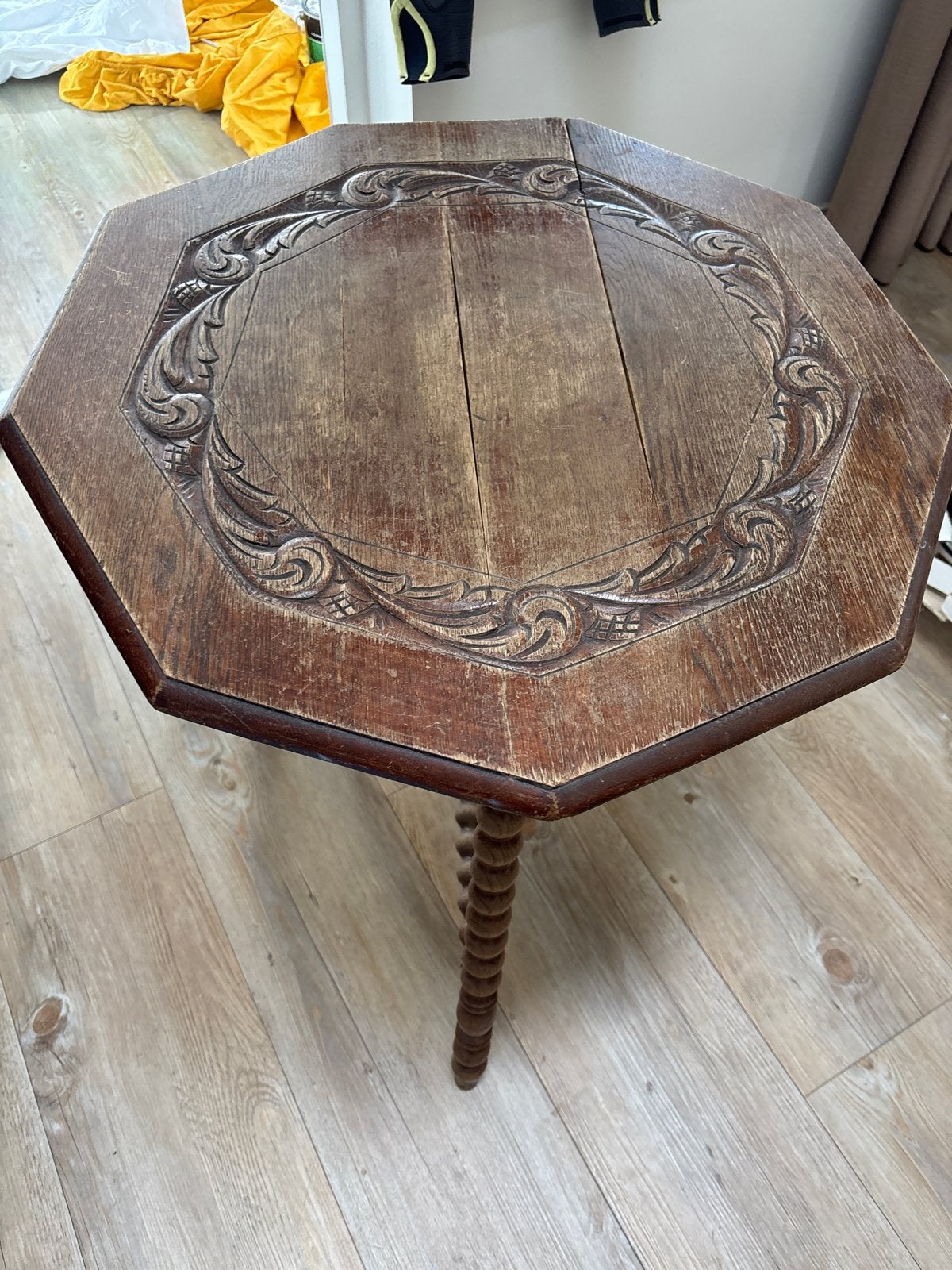 Antieke houten bijzettafel met houtsnijwerk, Ophalen of Verzenden