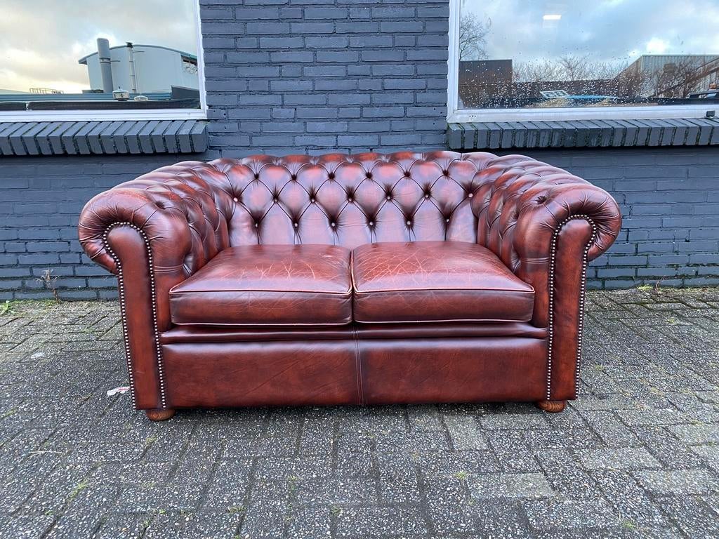 Compacte Engelse Chesterfield bank roodbruin, 125 cm of meer, Leer, Ophalen of Verzenden, Zo goed als nieuw