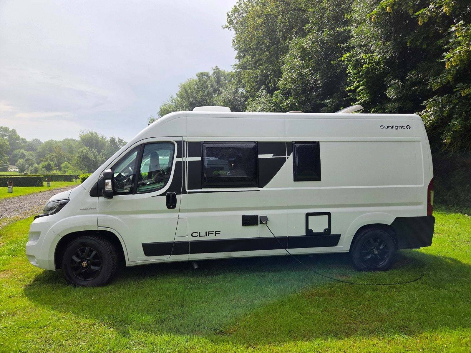 Sunlight Cliff 601 Adventure Edition - Compacte Buscamper, Buscamper of Camperbus, Sunlight, Particulier, Tot en met 4