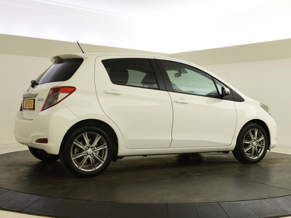 Toyota Yaris 1.3 VVT-i Aspiration | Panoramadak | Navigatie, Auto's, Voorwielaandrijving, Stof, 4 cilinders, Wit