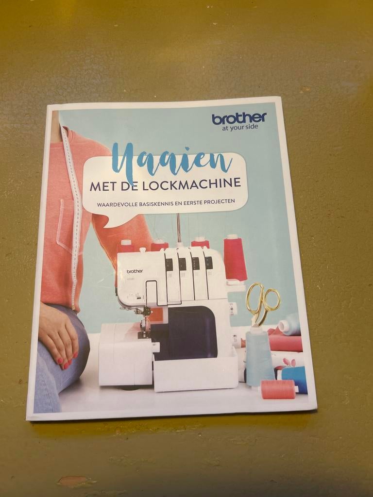 Naaien met de Lockmachine: Basiskennis en Projecten, Boeken, Ophalen of Verzenden, Zo goed als nieuw, Borduren en Naaien