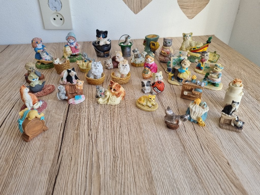 Mooie Vintage Verzameling van 32 Poes Kat Beelden Ornamenten, Verzamelen, Beelden en Beeldjes, Verzenden, Gebruikt, Dier
