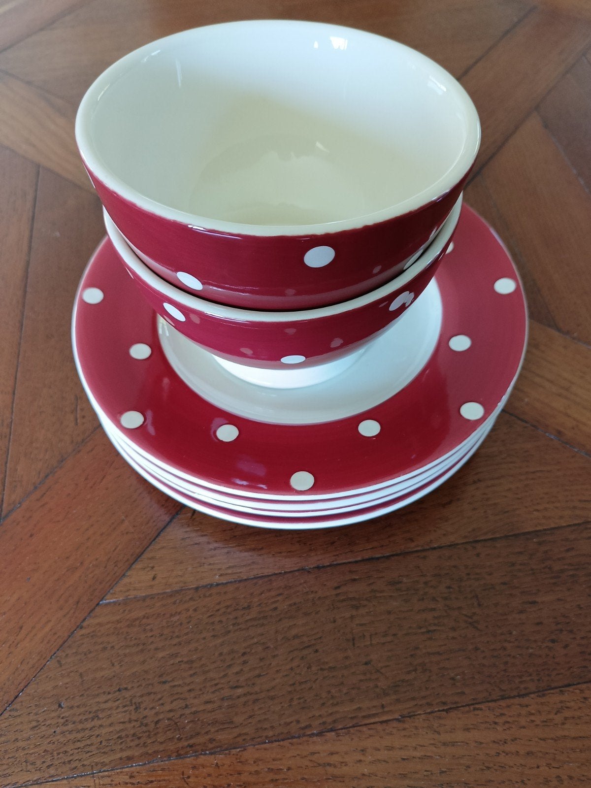 2 soepkommen/ 4 bordjes rood met witte stippen., Nieuw, Ophalen of Verzenden, Bord(en), Overige stijlen