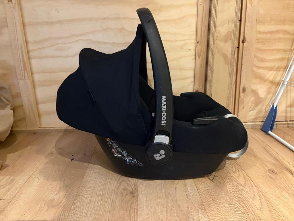 Maxi-Cosi Tinca autostoel + verkleiner, regenhoes, voetenzak, Ophalen, Autogordel of Isofix, Zijbescherming, Zo goed als nieuw