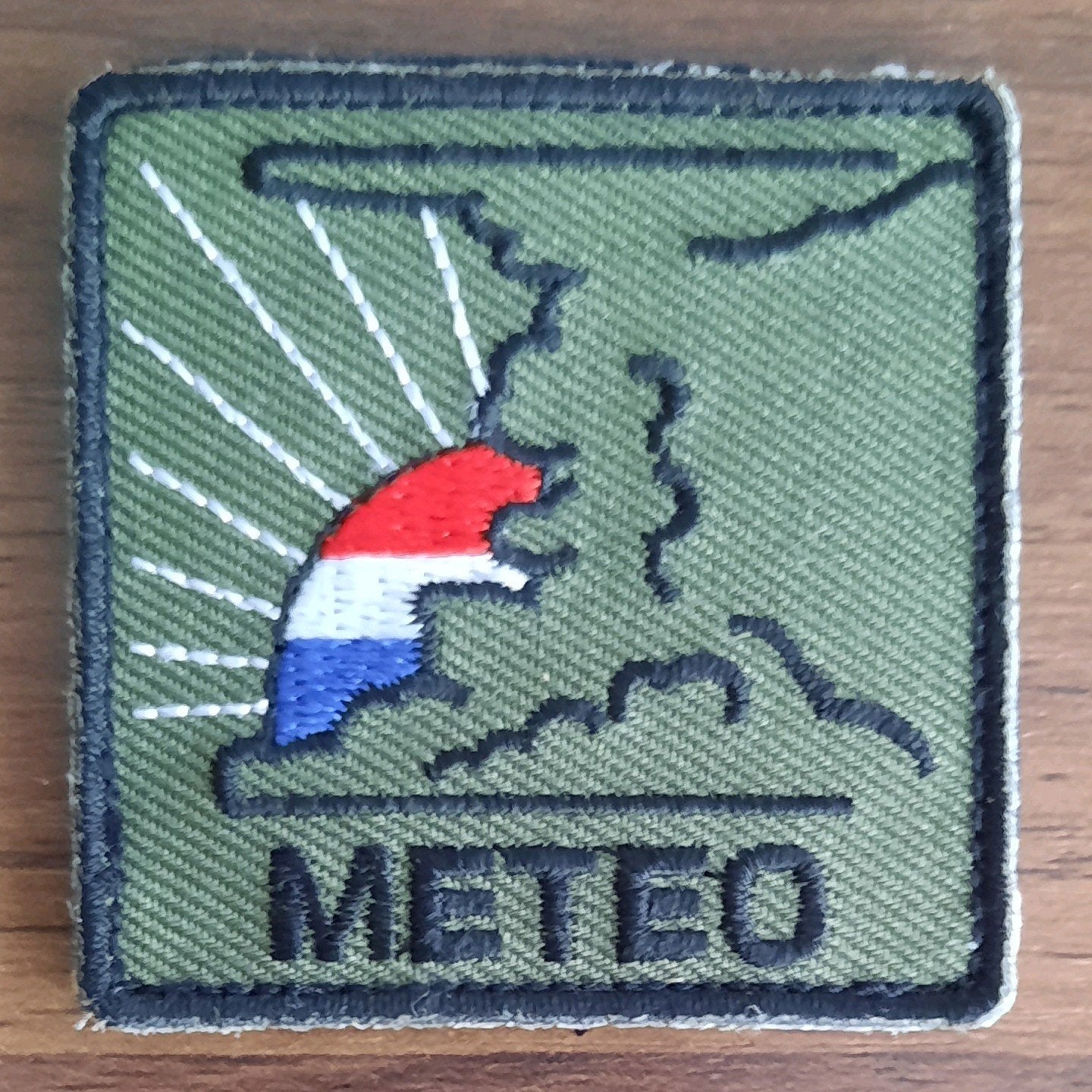 5x5 borstembleem Klu meteoroloog, Verzamelen, Militaria | Algemeen, Verzenden, Luchtmacht, Nederland, Embleem of Badge