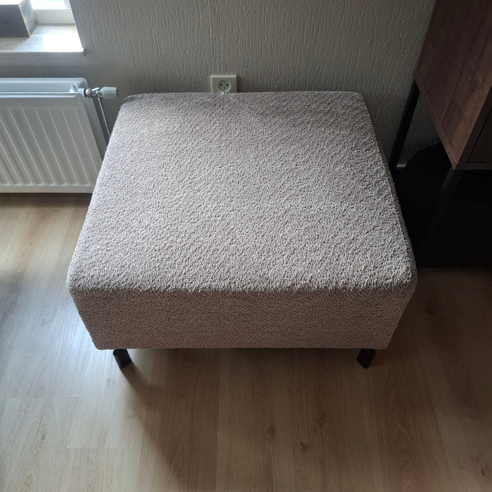 Z.G.A.N. Hocker 75x75cm Taupe met Zwarte Metalen Poten, Ophalen, Vierkant, 75 tot 100 cm, Zo goed als nieuw