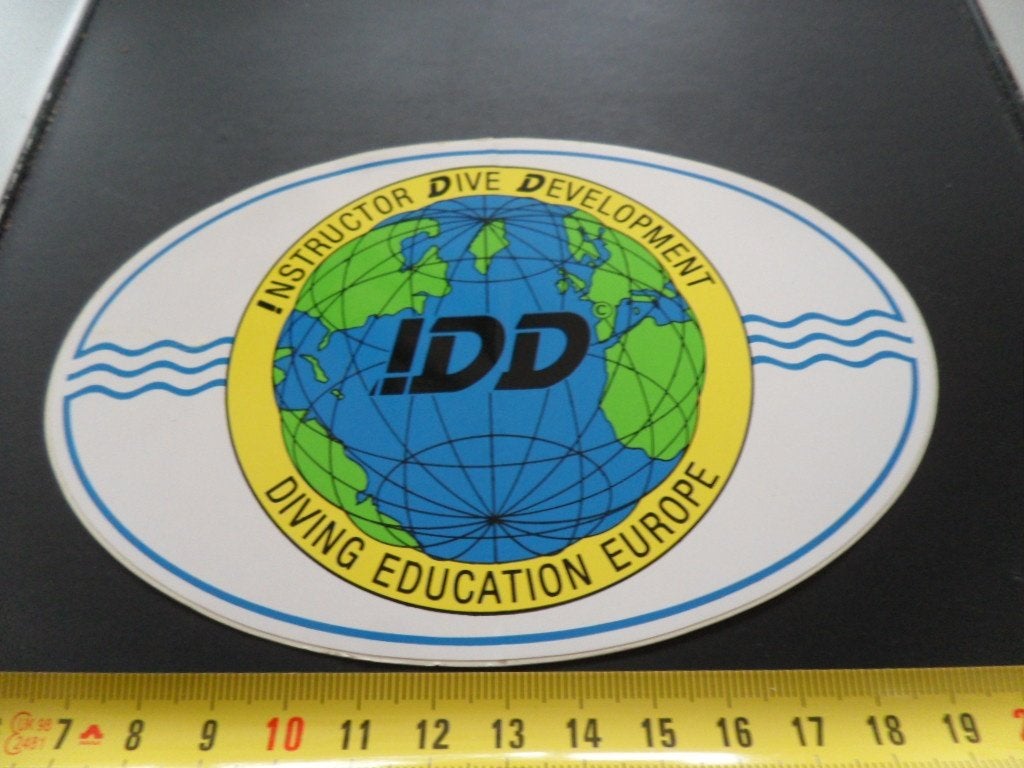 sticker IDD instructor dive development - diving education, Ophalen of Verzenden, Zo goed als nieuw