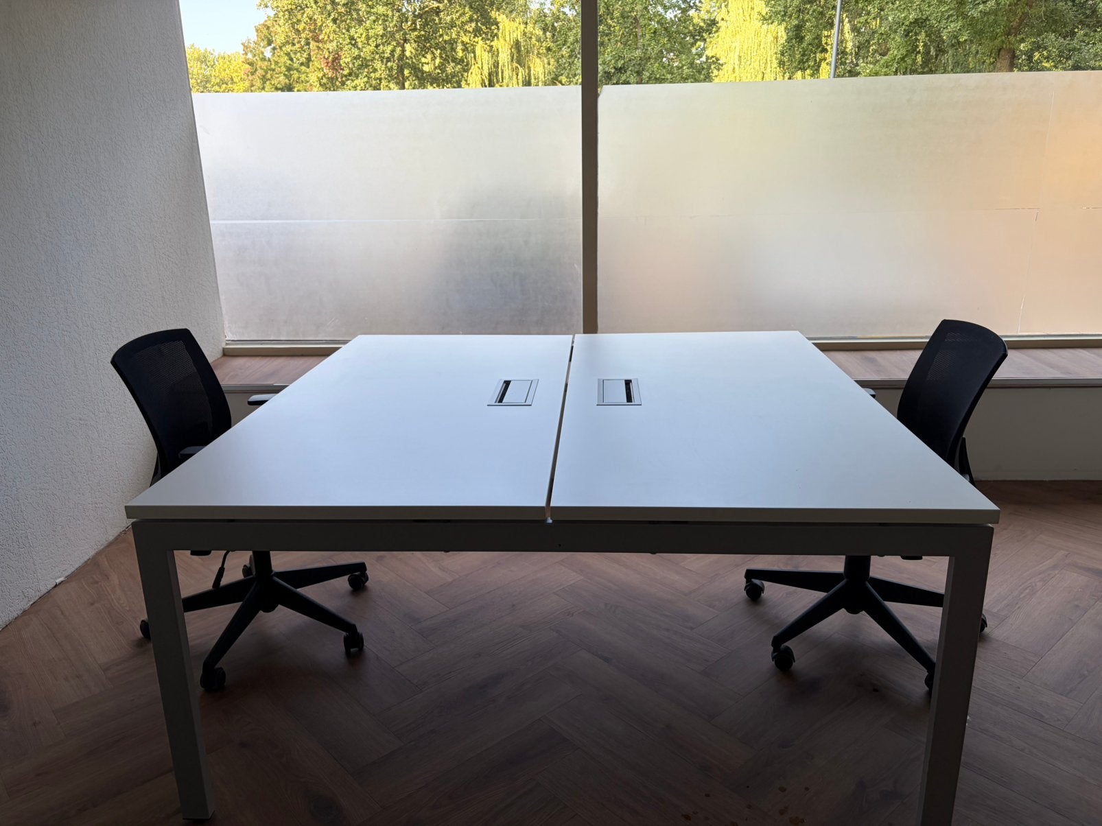 Gratis: 2x duo bureau wit + 2 scheidingswanden, Ophalen, Gebruikt