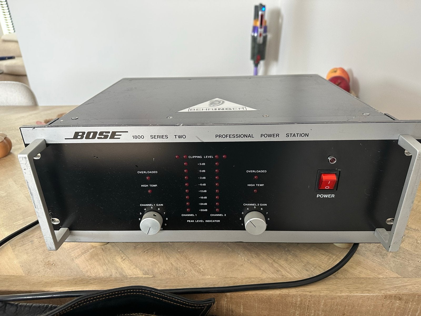 Bose 1800 Series Two Professionele Eindversterker, Gebruikt, 120 watt of meer, Stereo, Ophalen
