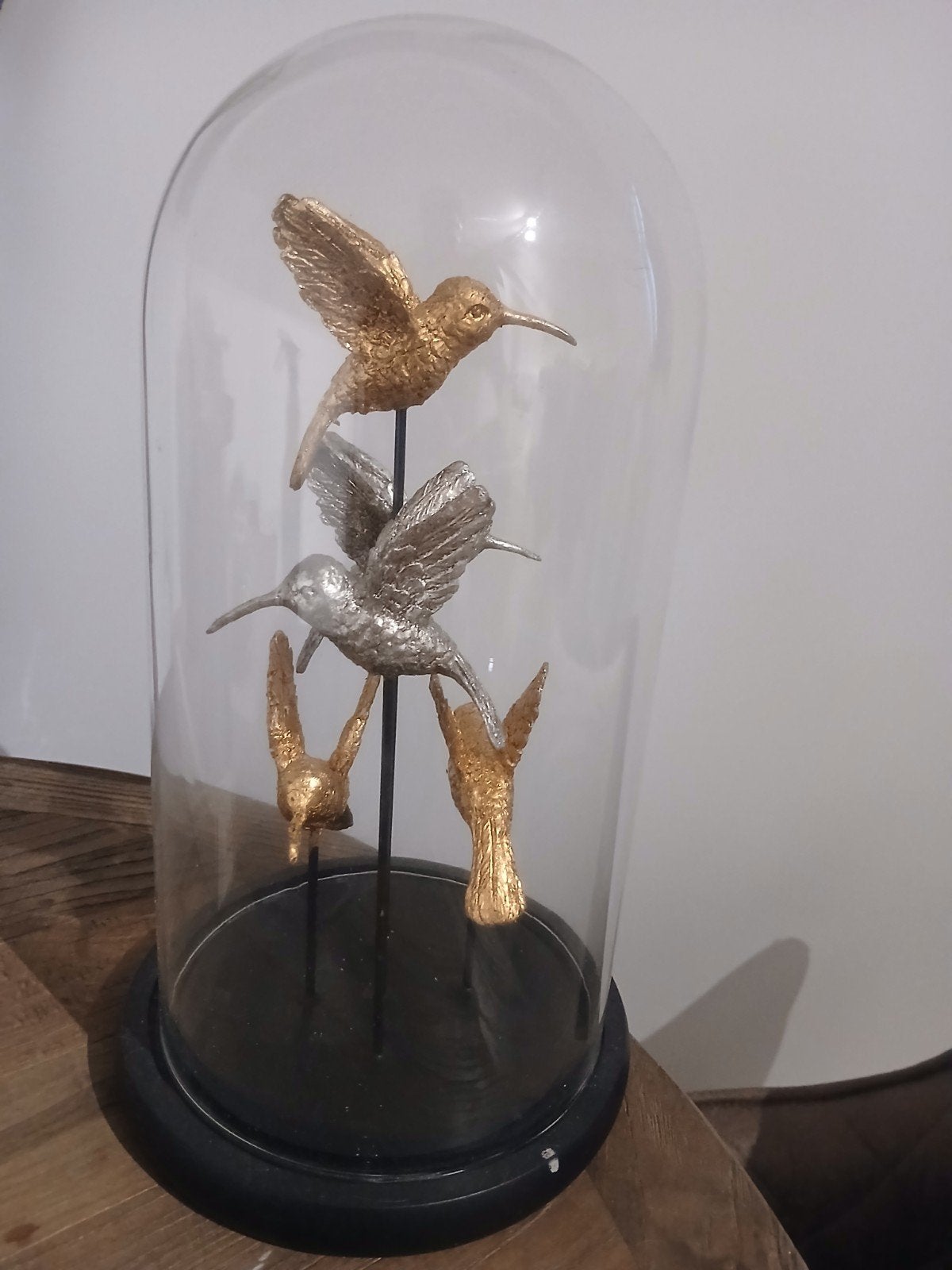 Glazen stolp met goud- en zilverkleurige kolibries, Ophalen of Verzenden