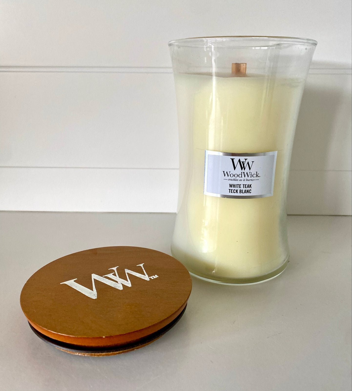 WoodWick White Teak Kaars - 610g, Overige materialen, Ophalen of Verzenden, Zo goed als nieuw, Crème