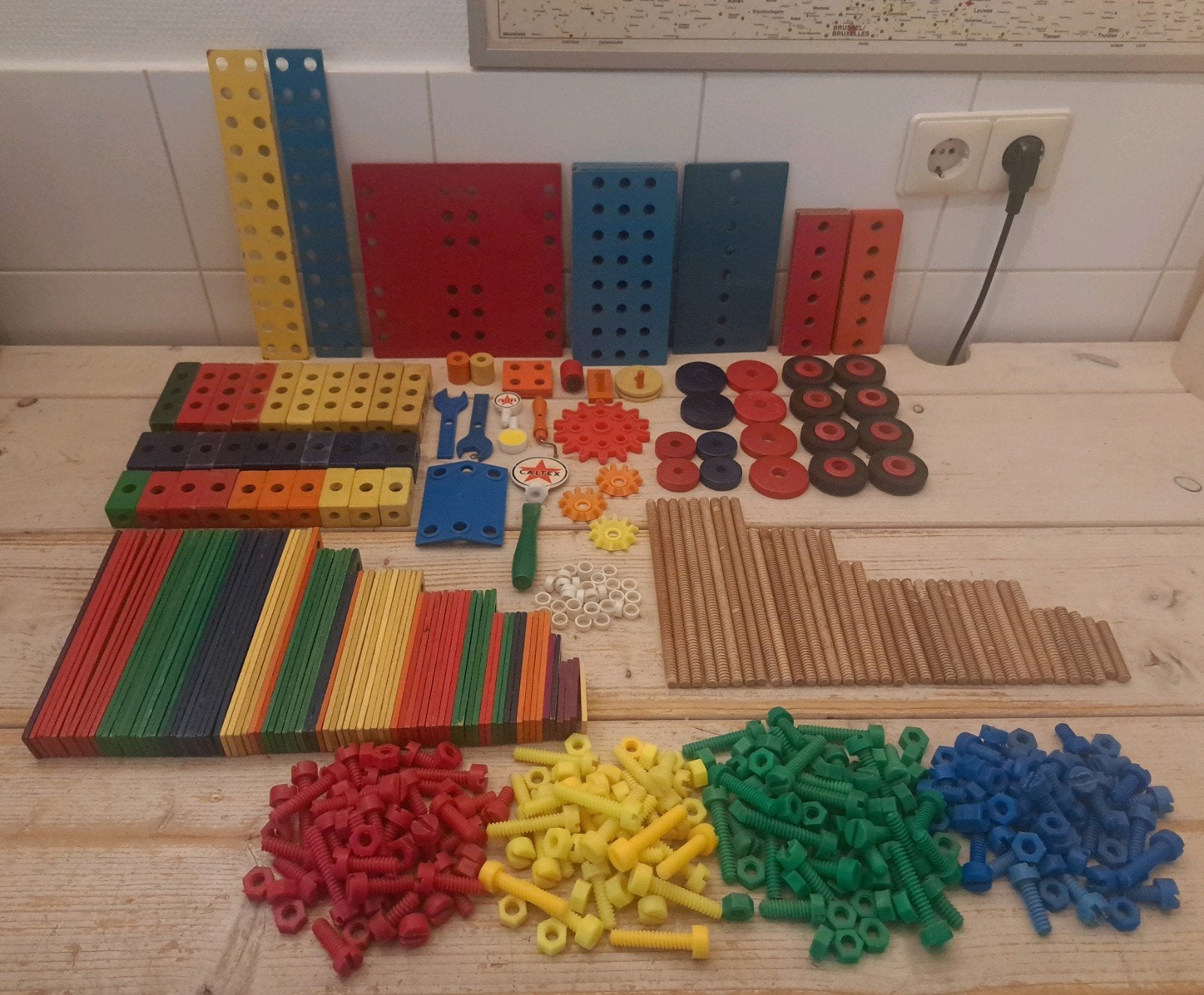 Vintage SIO houten montage constructie speelgoed, Kinderen en Baby's, Speelgoed | Bouwstenen, Ophalen of Verzenden, Zo goed als nieuw