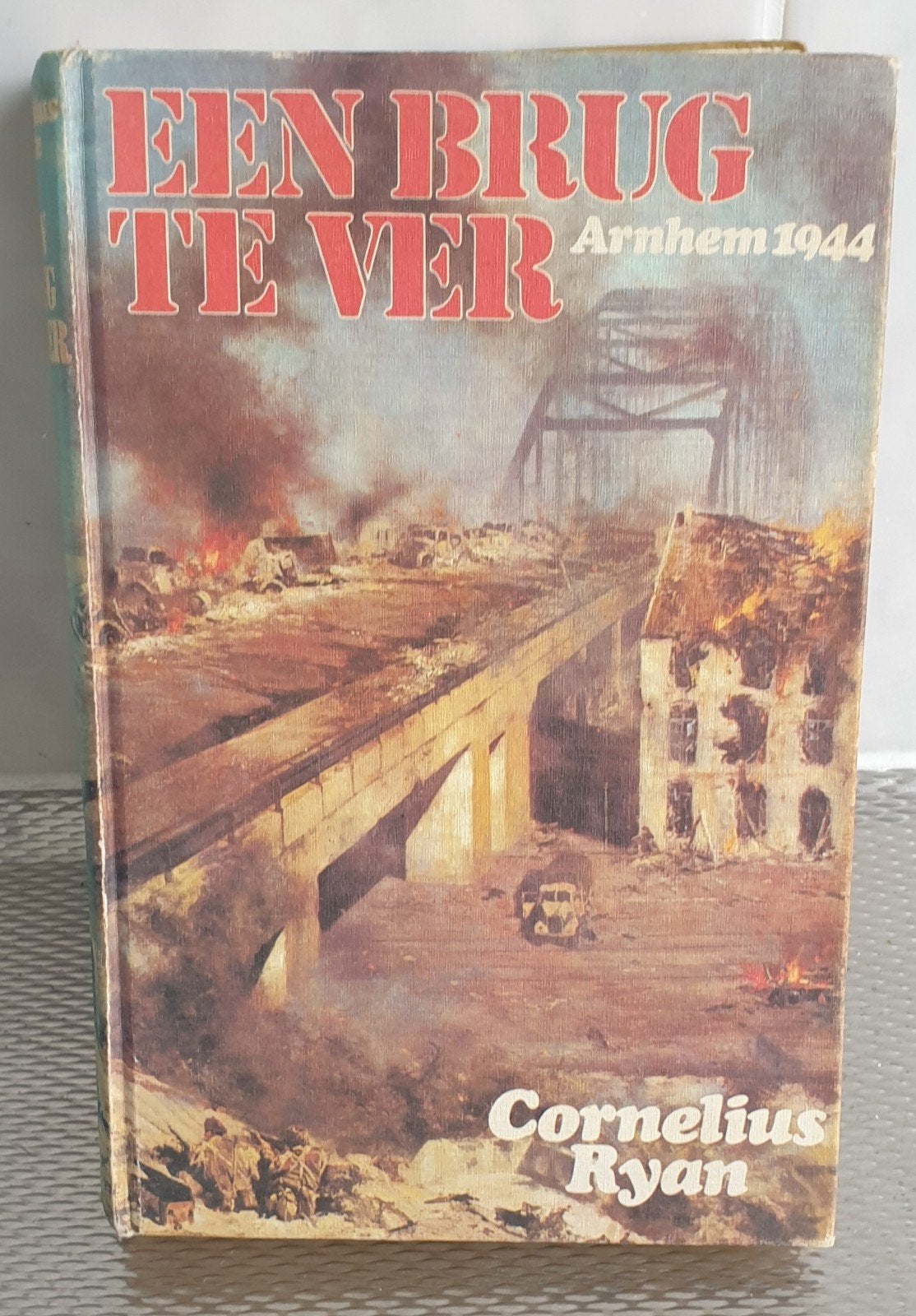 Boek, Een brug te ver, Ophalen of Verzenden, Tweede Wereldoorlog, Gelezen, Algemeen