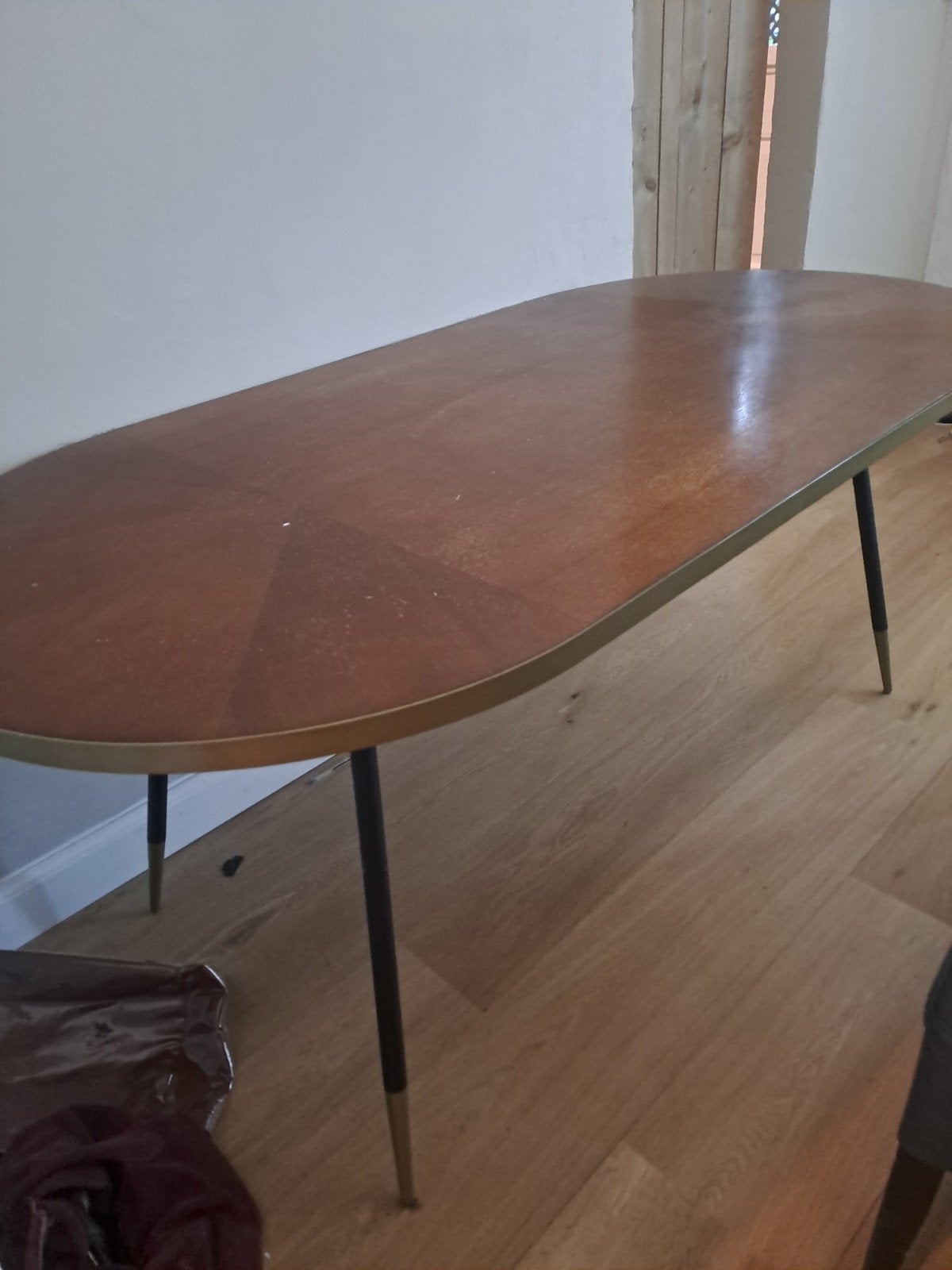 Ovale tafel met metalen poten, Huis en Inrichting, Tafels | Eettafels, Overige houtsoorten, Gebruikt, 100 tot 150 cm, Ovaal