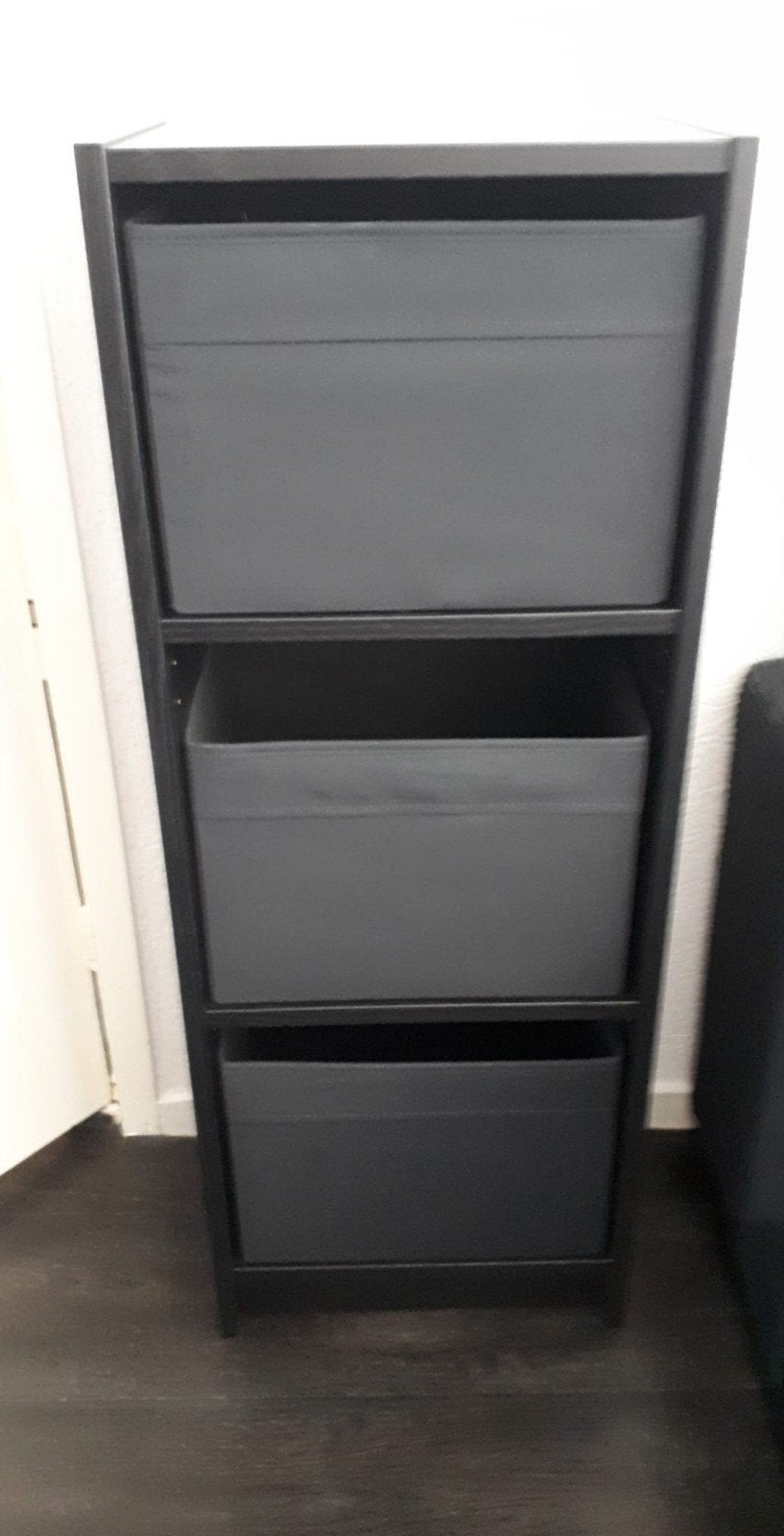 zwarte houten kast inclusief 3 opberg manden, Ophalen, Zo goed als nieuw