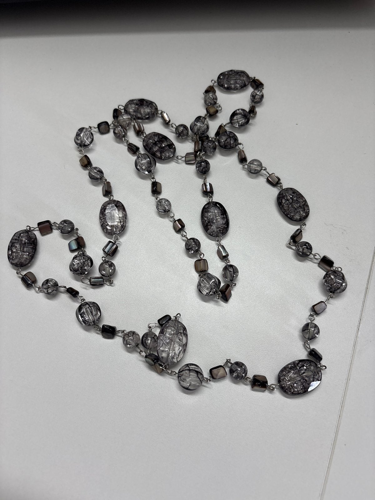 Lange ketting met grijze en transparante kralen, Sieraden, Tassen en Uiterlijk, Kettingen, Ophalen of Verzenden, Gebruikt, Grijs