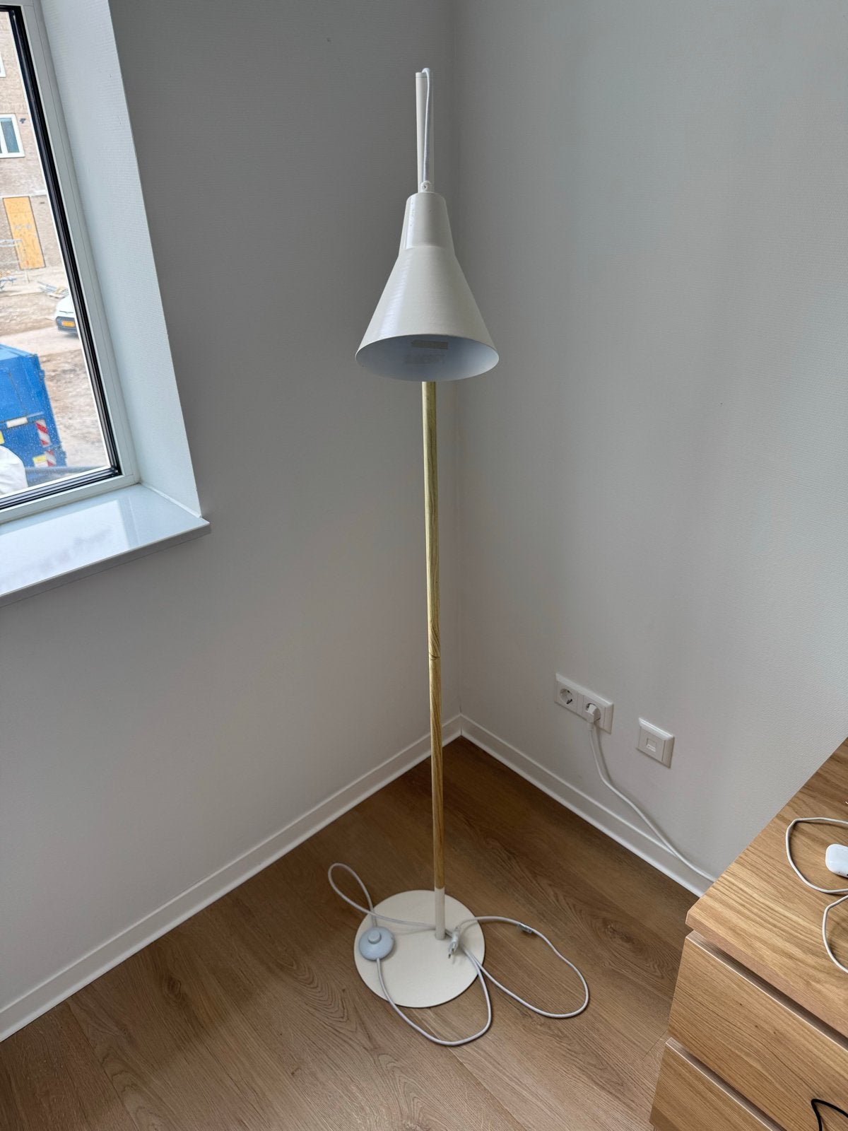 Witte vloerlamp met houten accent, Ophalen, Gebruikt, E14 (klein), Metaal