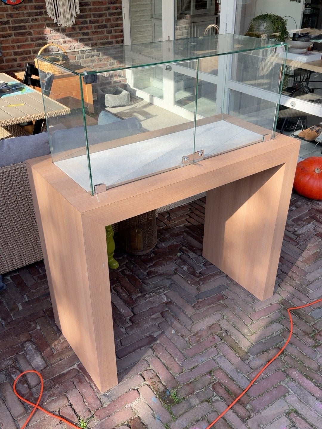 Glazen vitrine op houten onderstel, Ophalen, 100 tot 150 cm, 100 tot 150 cm, Zo goed als nieuw