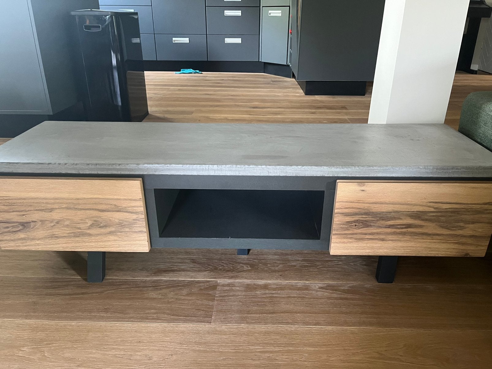 XOOON TV-meubel hout/beton look, Huis en Inrichting, Kasten | Televisiemeubels, Ophalen, 100 tot 150 cm, Zo goed als nieuw, Minder dan 100 cm