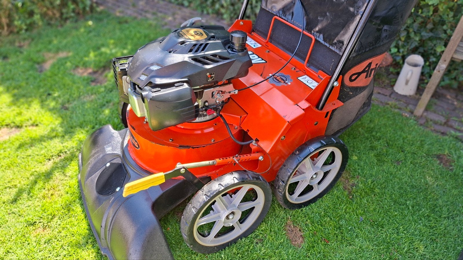 Ariens apv bladzuiger. (zie omschrijving), Ophalen, Benzine, Met opvangzak, Zo goed als nieuw