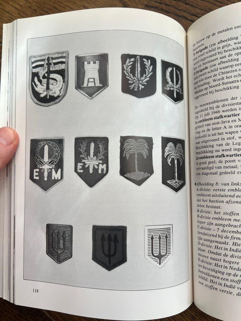 Naslagwerk Nederlands oa KNIL emblemen mouw schilden, Verzenden, Nederland, Boek of Tijdschrift