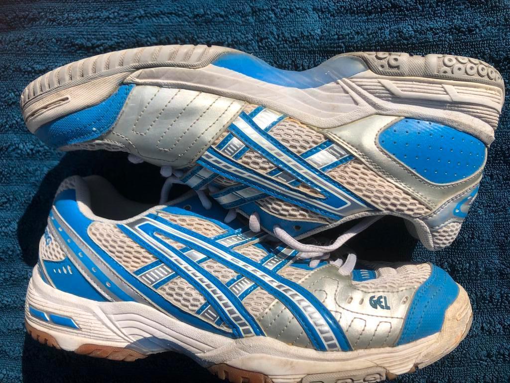 Asics zaalschoenen / sportschoenen mt 39,5, Blauw, Sportschoenen, Ophalen of Verzenden, Gedragen
