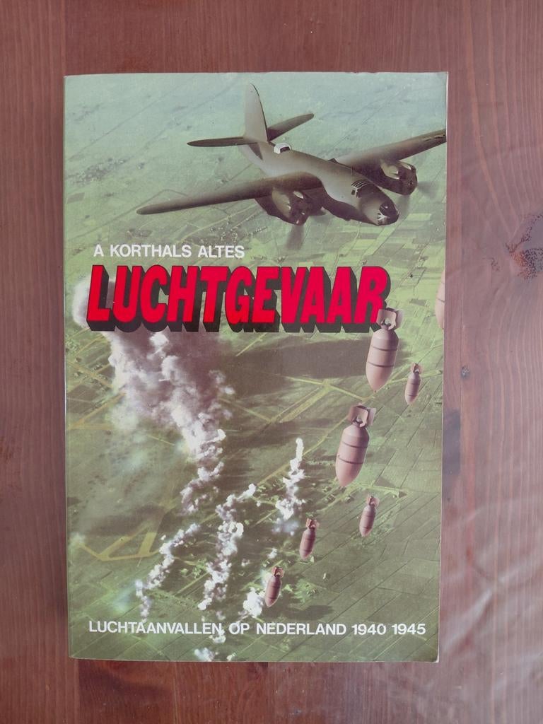 A Korthals Altes   Luchtgevaar, Boeken, Ophalen of Verzenden, Tweede Wereldoorlog, Gelezen