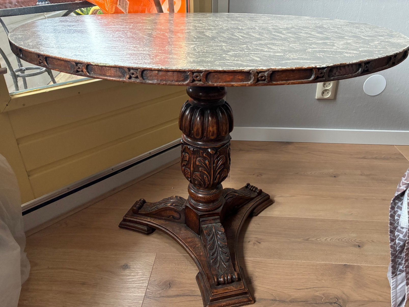 Antieke ronde tafel met bewerkte poot, Ophalen