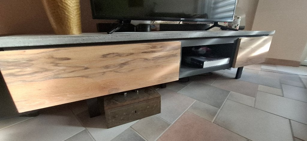 XOOON TV-dressoir - betonnen blad met wild eiken onderstel, Ophalen, 150 tot 200 cm, Zo goed als nieuw, Overige materialen
