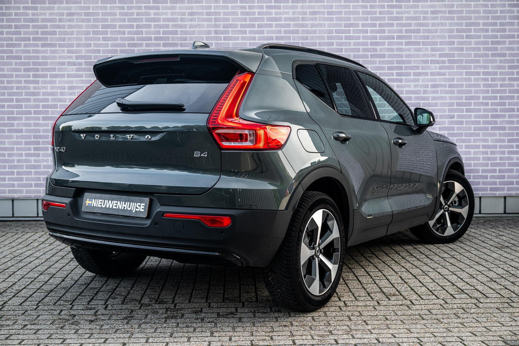 Volvo XC40 2.0 B4 Plus Dark | Trekhaak | Lichtmetalen Velgen, Gebruikt, Euro 6, 4 cilinders, Origineel Nederlands