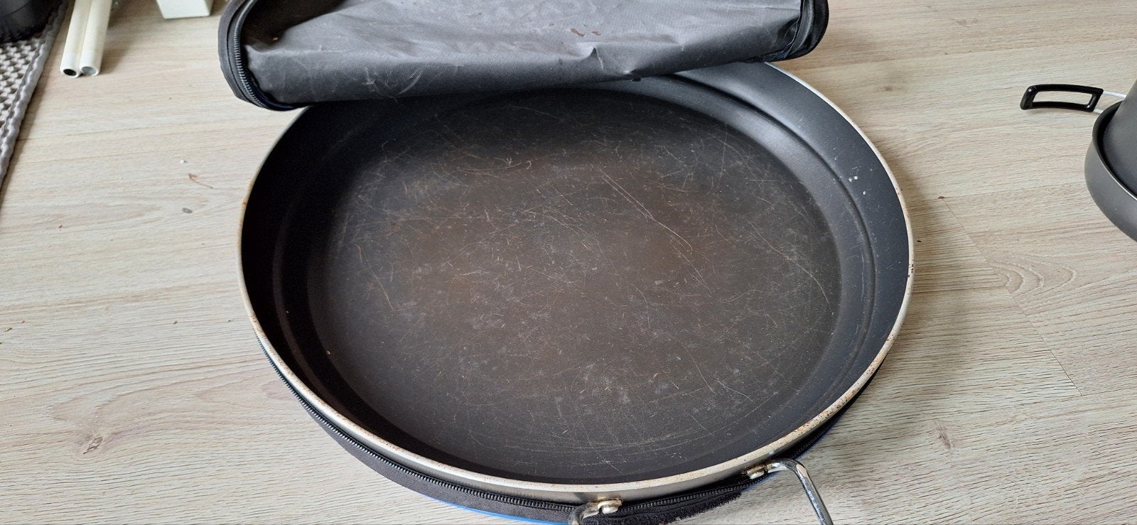 Diverse kampeerspullen: pannen, borden en paella pan, Ophalen, Gebruikt