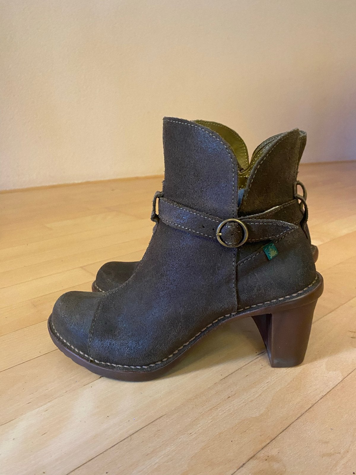 Bruine suede enkellaarsjes van El Naturalista, maat 38, Kleding | Dames, Bruin, Lage of Enkellaarzen, Ophalen of Verzenden, Gedragen