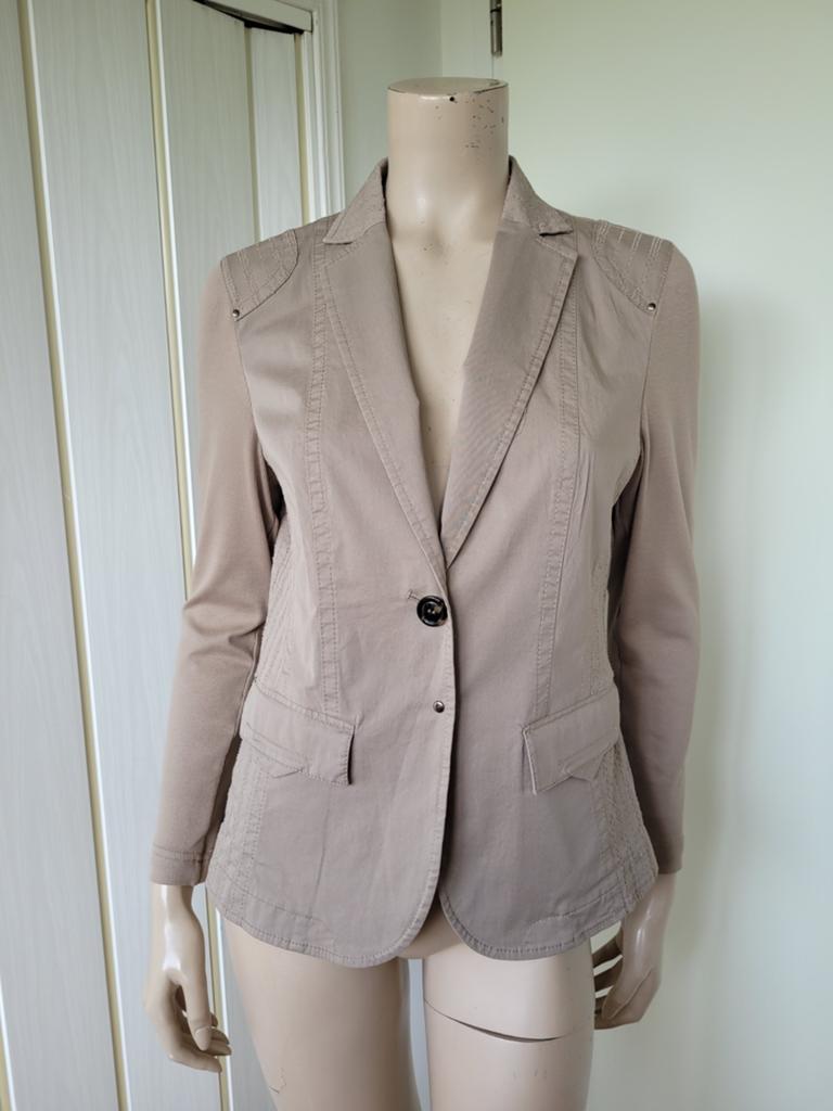Marc Cain Marccain jasje zandkleur maat M/38, Maat 38/40 (M), Beige, Ophalen of Verzenden, Zo goed als nieuw