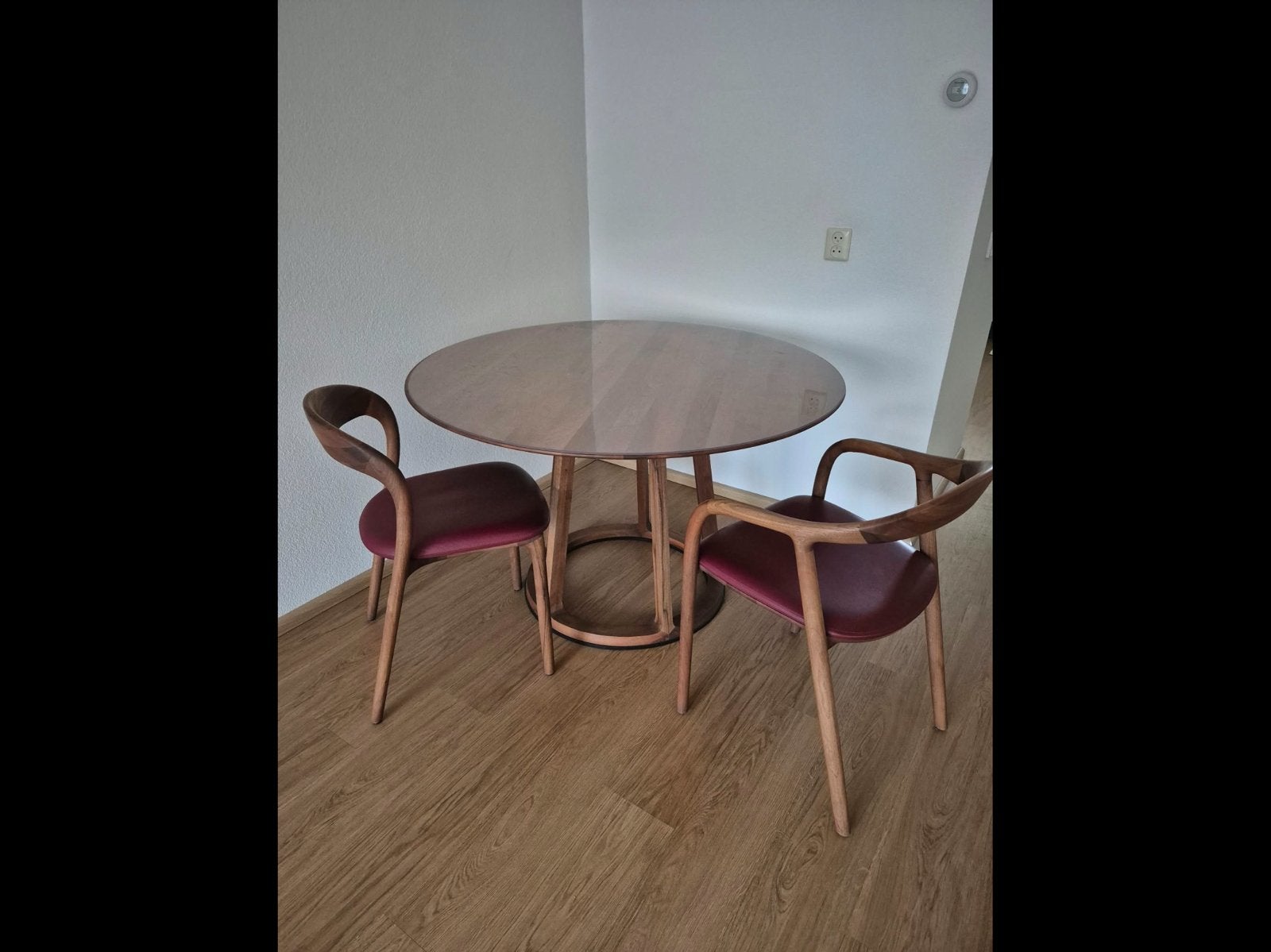 Walnotenhout, 1,20 rond, ledere bordeaux rode zittingen., Huis en Inrichting, Ophalen, Rond, Zo goed als nieuw, 100 tot 150 cm