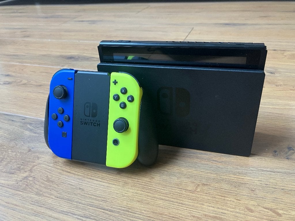 Nintendo Switch met dock, joy-cons en accessoires + 2 games, Ophalen, Met games, Met 2 controllers, Zo goed als nieuw