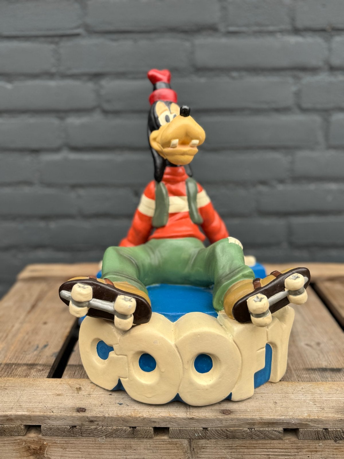 Vintage Disney Goofy beeld op skateboard - Statuco, Verzamelen, Ophalen, Goofy of Pluto, Gebruikt, Beeldje of Figuurtje