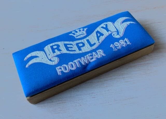 REPLAY etalage display Footware 1991 blauw, Verzamelen, Merken en Reclamevoorwerpen, Ophalen of Verzenden, Zo goed als nieuw, Reclamebord