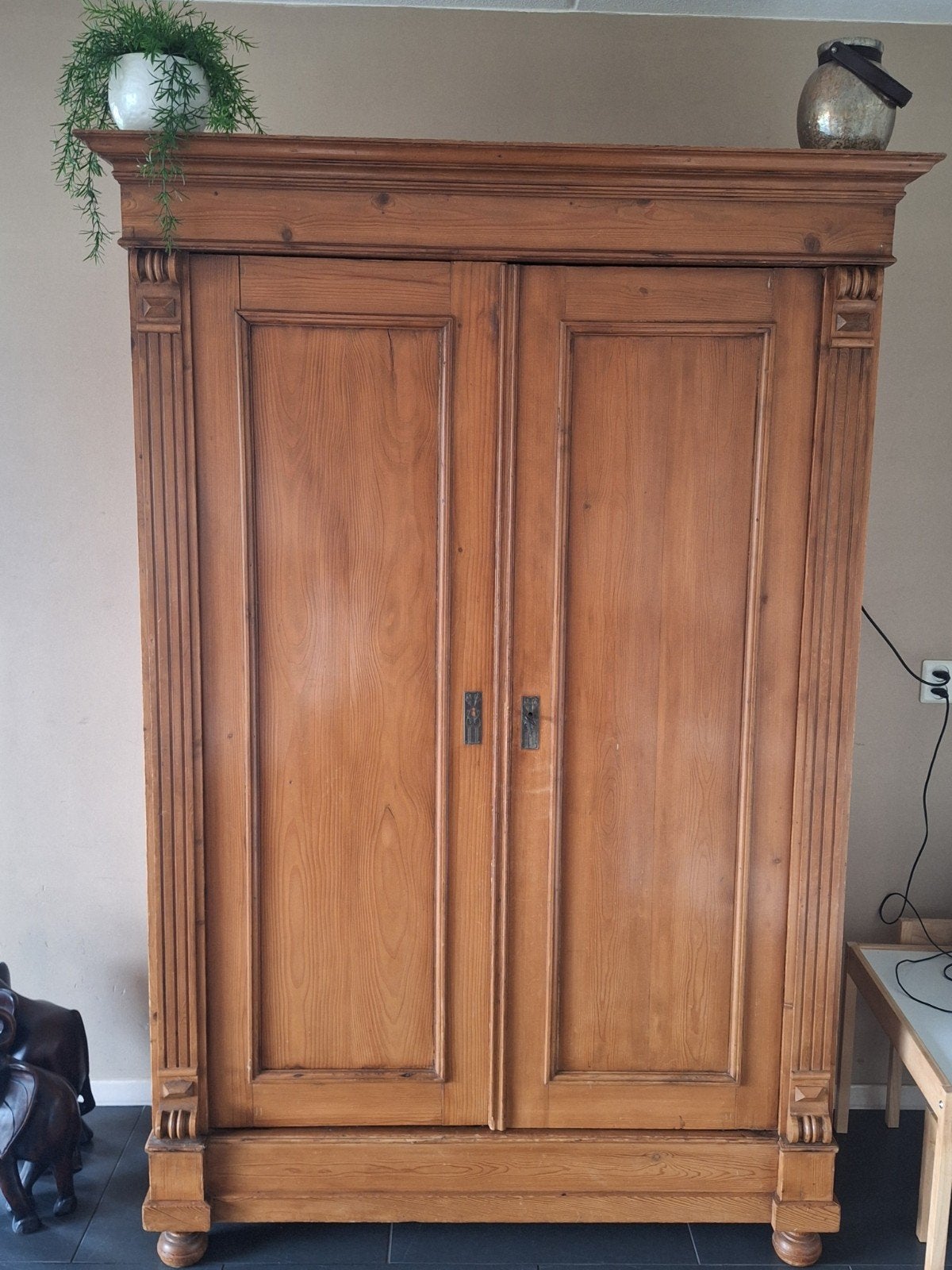 Antieke grenen kast met sierlijke details, Ophalen