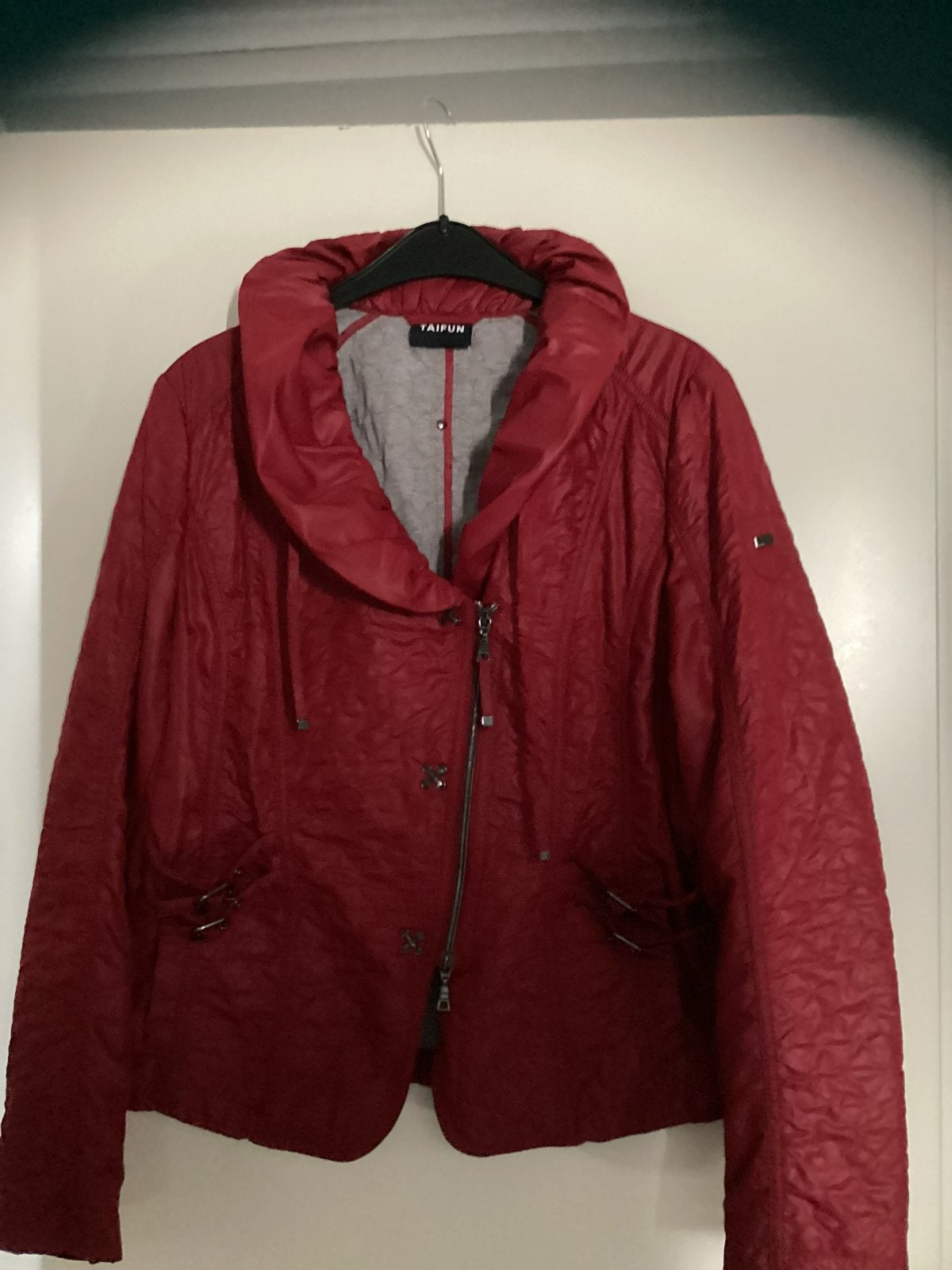 Taifun, rood gewatteerd jasje, mt42, deelbare rits, drukkers, Kleding | Dames, Ophalen of Verzenden, Zo goed als nieuw, Maat 42/44 (L)