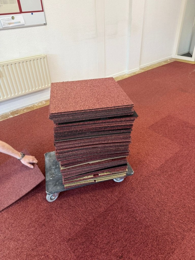 goedkope TWEEDE HANDS tapijttegels rood ondervloer, Gebruikt, Ophalen of Verzenden, 25 tot 50 m², Tapijttegels