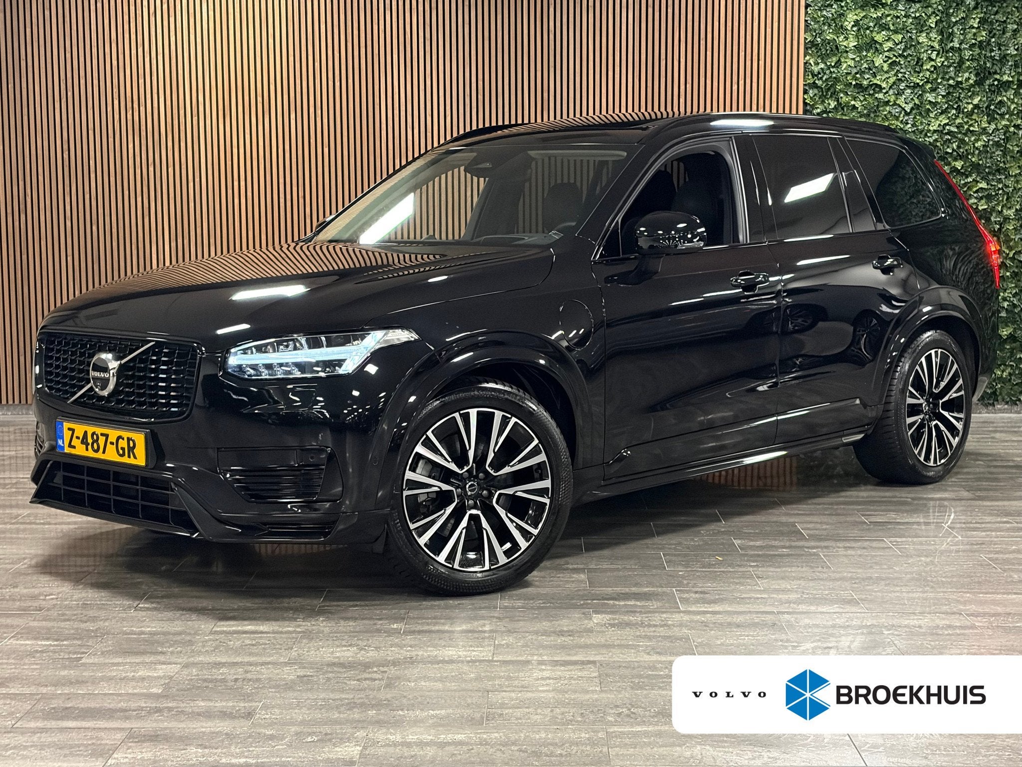 Volvo XC90 T8 AWD Recharge Ulta Dark, 12 maanden, Gebruikt, 4 cilinders, 7 stoelen